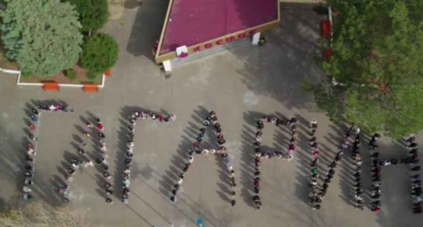  В Анапе дети из «Жемчужины России» приняли участие в массовом флешмобе 