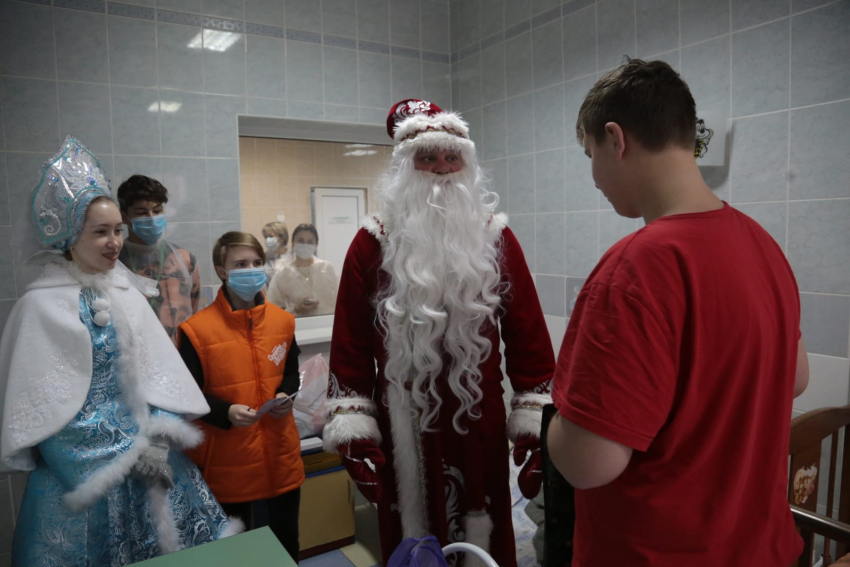 В Анапе к детям, лежащим в больнице, Дед Мороз пришёл прямо в палату