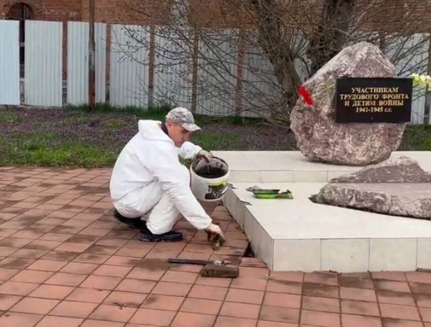 В Анапе продолжают обновлять памятники и общественные пространства к 9 мая
