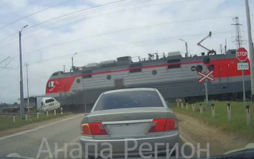 Опубликовано видео очевидцев момента столкновения поезда и джипа в Анапе