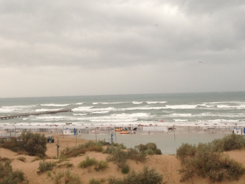 Сегодня, 8 сентября море в Анапе вышло из берегов и залило пляж до самых барханов