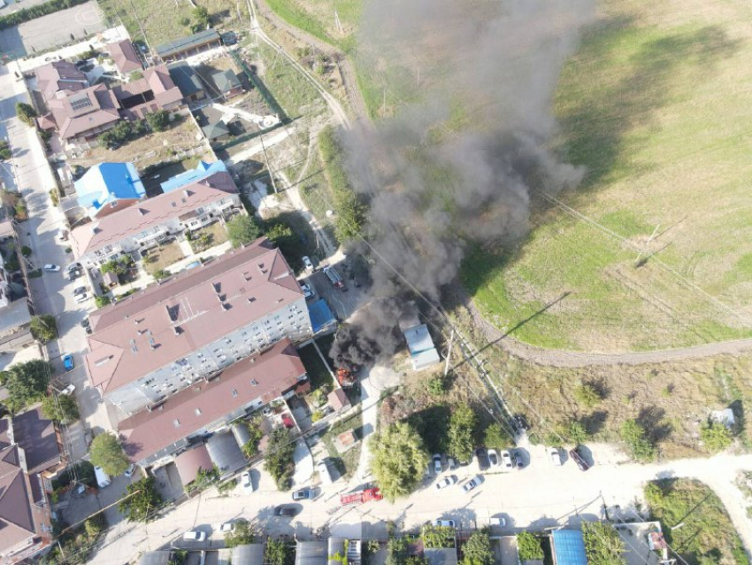 Пожар в Анапе на улице Русской: горит трансформатор