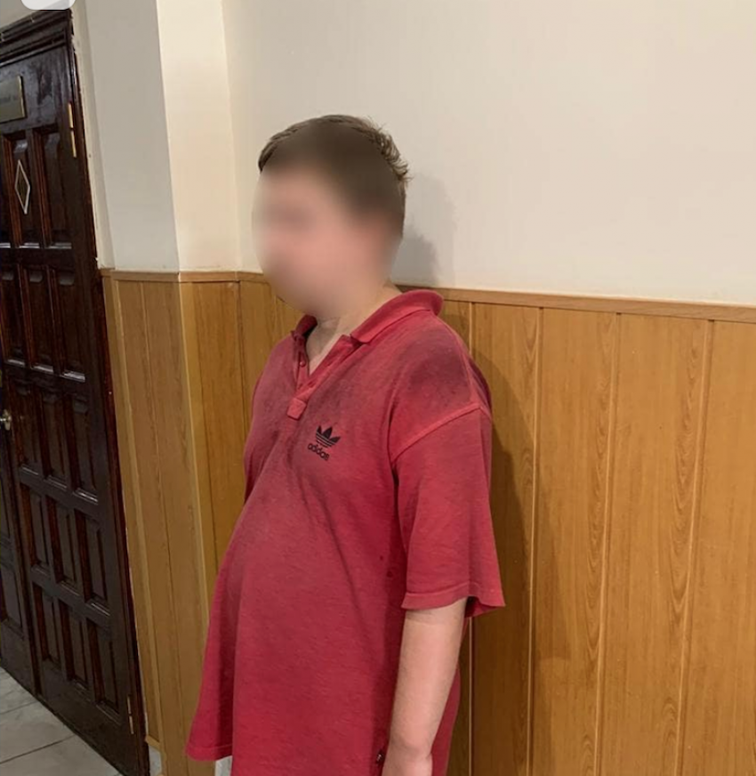 В Анапе на улице мужчина несколько раз ударил ножом в спину 12-летнюю девочку