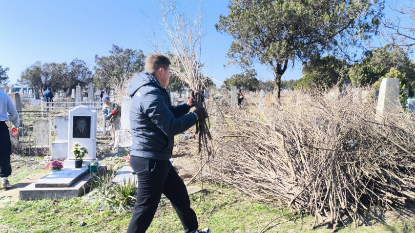 В Анапе завершили месячник субботников на старом кладбище
