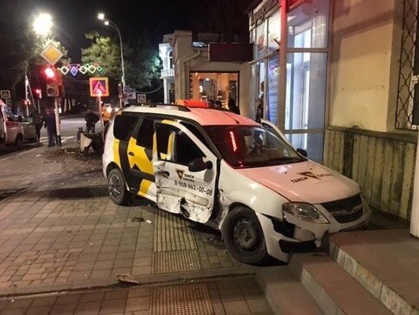 В Анапе вечером такси въехало в дом, а в Анапской горело поле