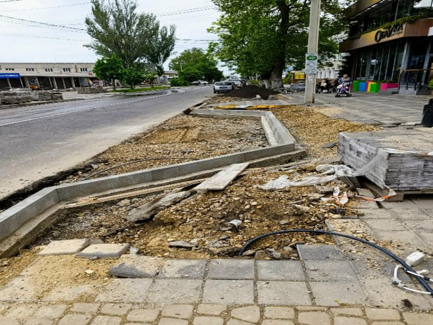 По дороге к морю, по улице Гребенской, бордюры снесли, плитку привезли, а класть никто не торопится 