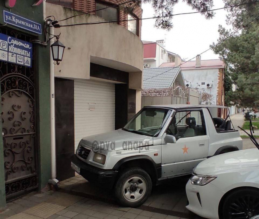 Водитель джипа припарковала машину на тротуаре и была найдена полицейскими Анапы