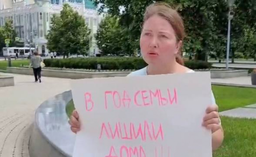 Многодетная семья из Анапы осталась на улице – мать пикетировала краевую мэрию