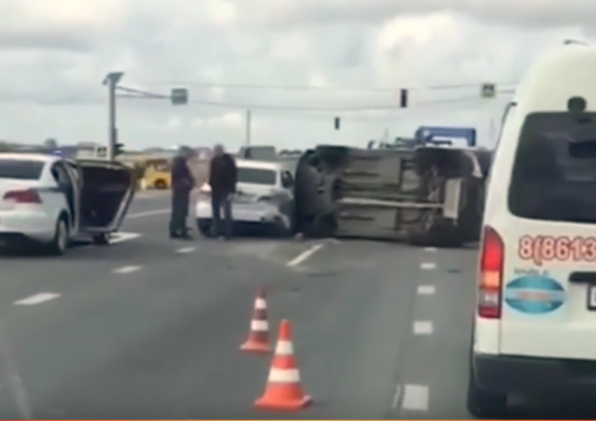 У вокзала в Анапе очевидцы сняли на видео ДТП: от удара иномарка перевернулась 