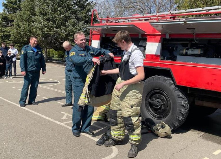 Сотрудники МЧС из Анапы устроили открытый урок школьникам в Гостагаевской