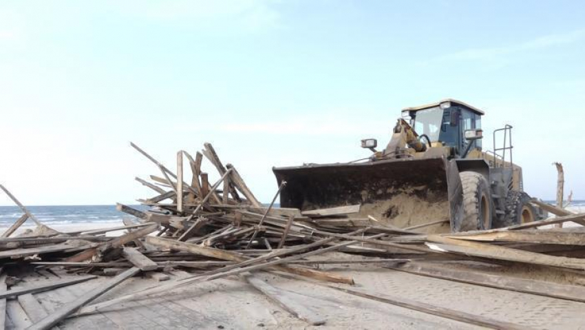 На пляжах Анапы сносят незаконные постройки 