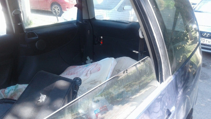 В центре Анапы в открытой машине прохожие нашли, предположительно, труп человека