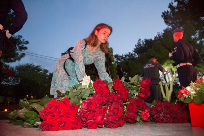 Сегодня, 22 июня, ровно в 4 утра анапчане возложили цветы к Братской могиле