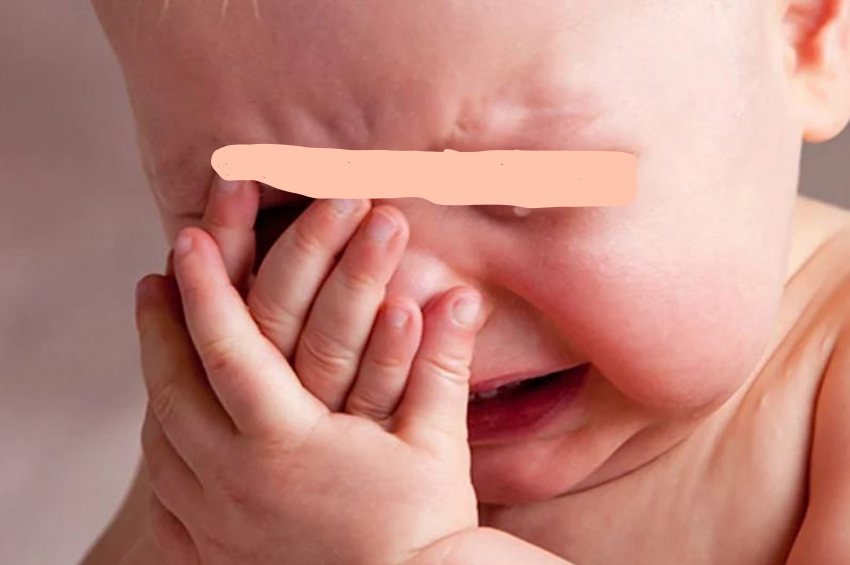 Появилось видео, как мать выкидывает свою малютку в тамбур поезда недалеко от Анапы