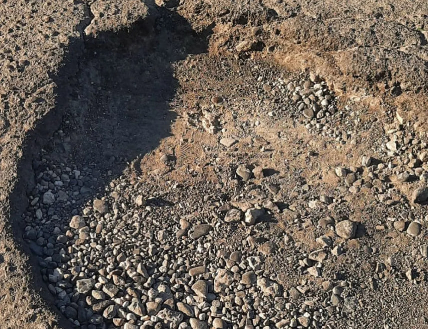 Жители Анапы пожаловались на опасные ямы во дворе