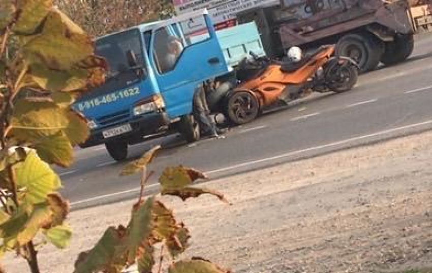Жёсткое ДТП в Анапе: девушка на трицикле врезалась в грузовик