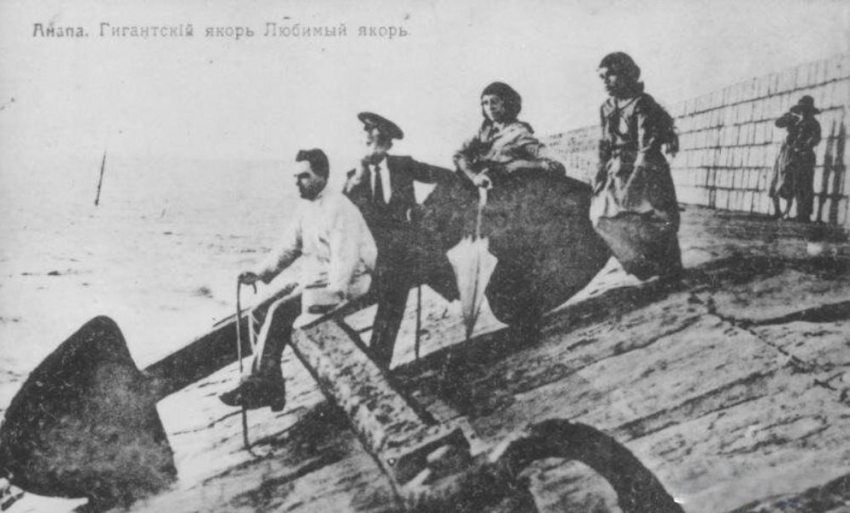 Анапский якорь: как гигантская морская реликвия стала любимым местом для фото у дореволюционных туристов