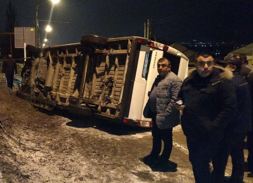 В Супсехе под Анапой  перевернулся рейсовый пассажирский микроавтобус