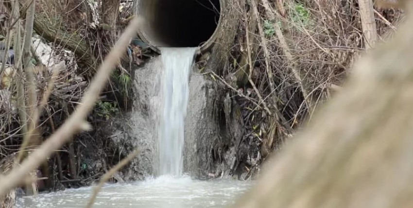 Нечистоты сливаются из реки Сукко прямо в море под Анапой