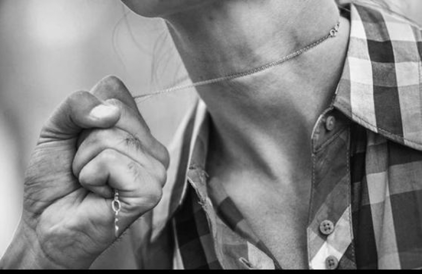 В Витязево под Анапой неизвестный ограбил женщину, сорвав с неё серебряную цепочку 