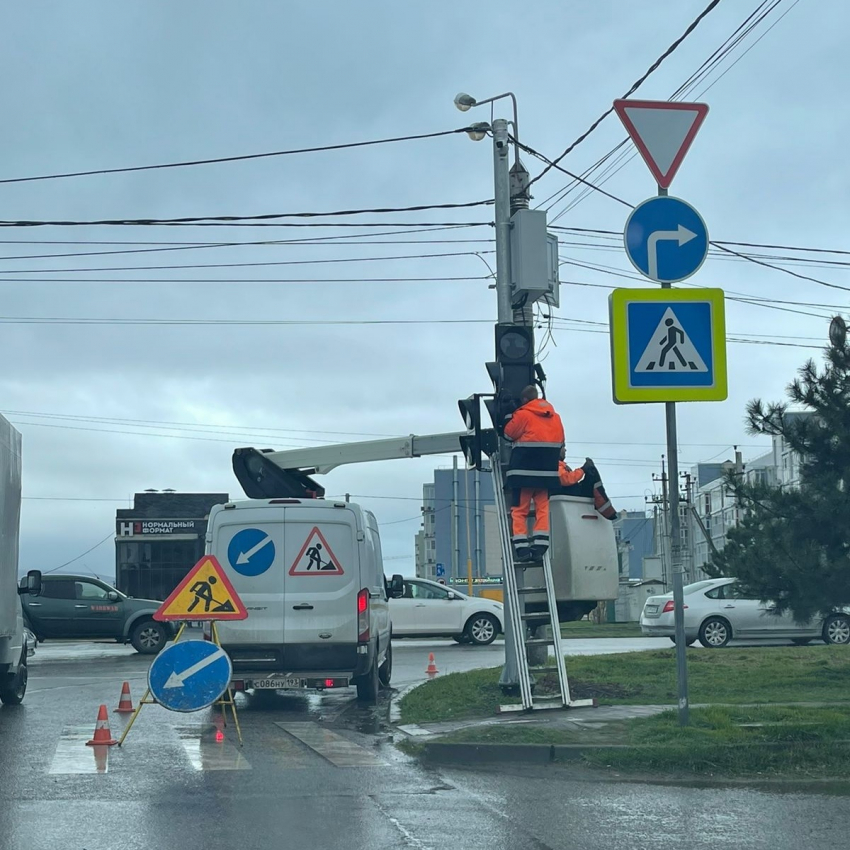 На пересечении Анапского шоссе и улицы Спортивной в Анапе устанавливают светофор