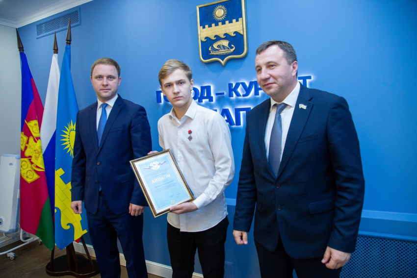 Анапчанин Кирилл Парфенов получил награду за спасение человека