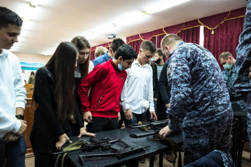 Росгвардейцы Анапы продемонстрировали студентам РГСУ свою экипировку и оружие