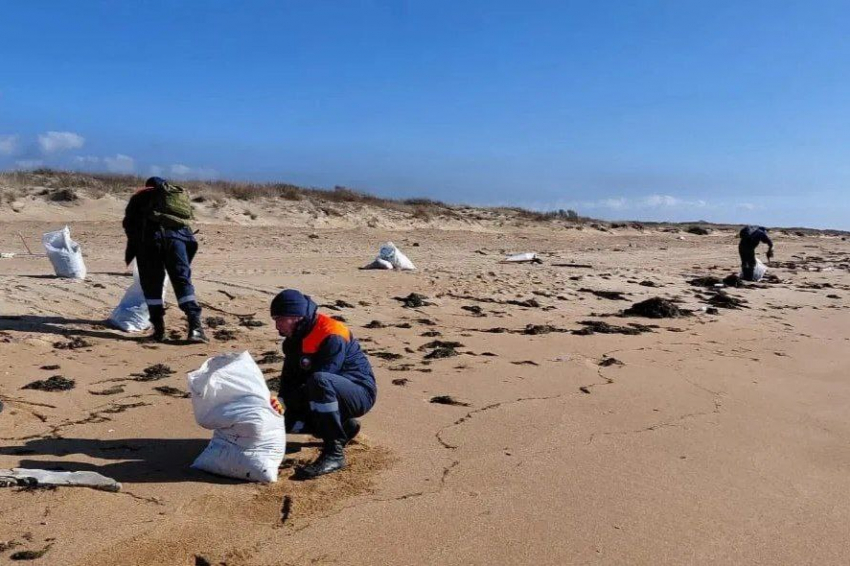 В Анапе и Темрюкском районе ликвидируют точечные выбросы нефтепродуктов