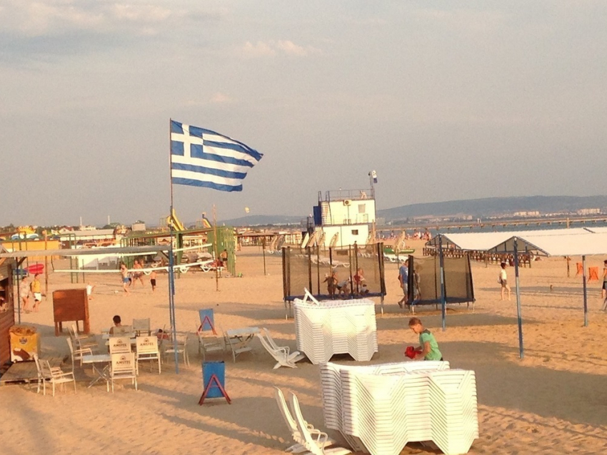 Казахстанцы, приехавшие в Анапу, удивлены греческому флагу на пляже