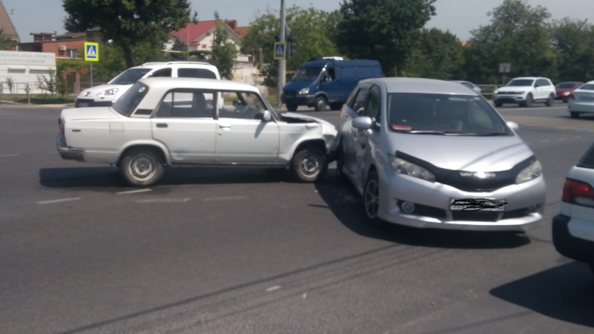 В Анапе на перекрестке Краснодарская - Самбурова  ДТП с тремя автомобилями