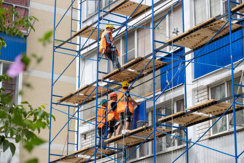 Обновляют фасады и меняют лифты: в Анапе проводят работы по программе капремонта МКД 