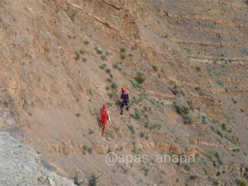 Застрявшего на сыпучем склоне туриста сняли спасатели под Анапой