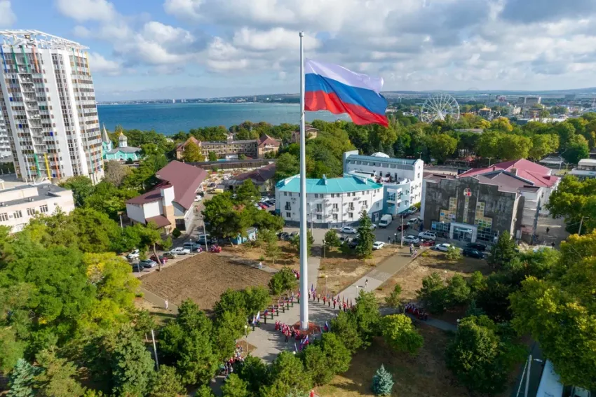 Мэр города Василий Швец поздравил анапчан с Днем Государственного флага России