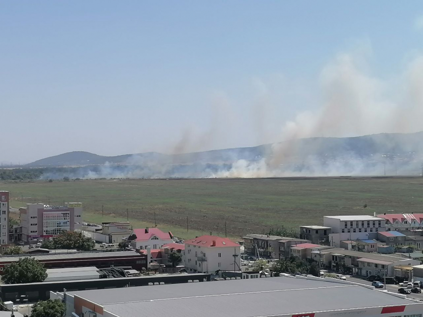 Огонь подбирается к могилам: в Анапе снова горит трава