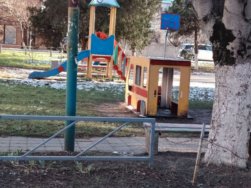 Район старого города в Анапе пришел в упадок: жители просят вернуть детям игровые площадки