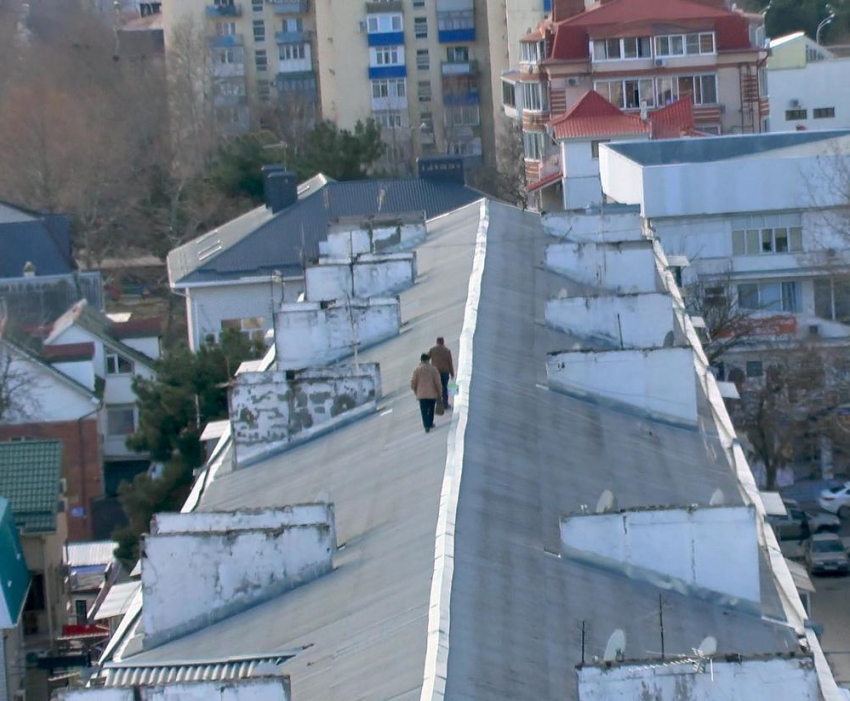 Ремонтные работы на крутой крыше анапской пятиэтажки могли закончиться трагедией