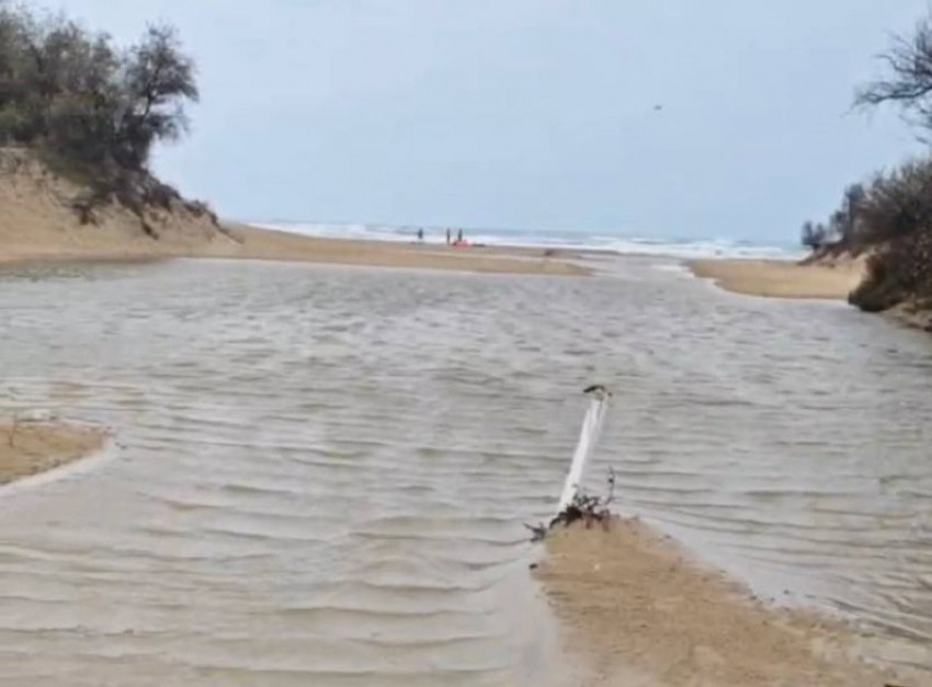 В Анапе вышедшая из берегов река Можепсин затопила пляж