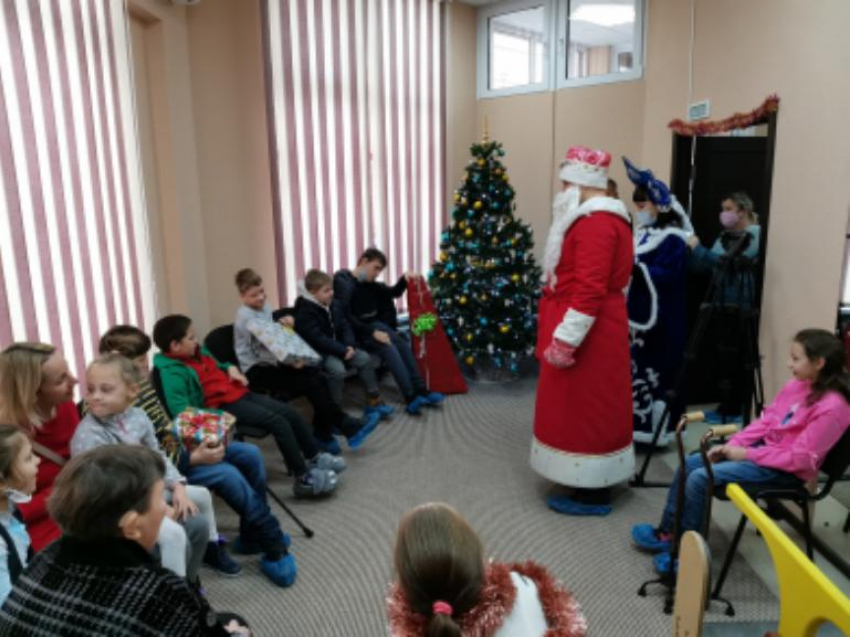 Более 50 детей в Анапе получили подарки от полицейского Деда Мороза