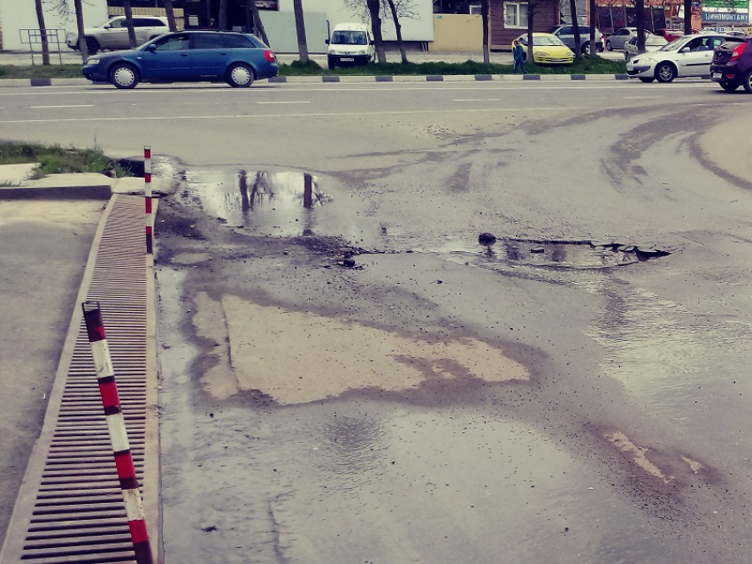 Сергей Котлецов возмущен тем, что на дорогу течет вода из канализационных колодцев