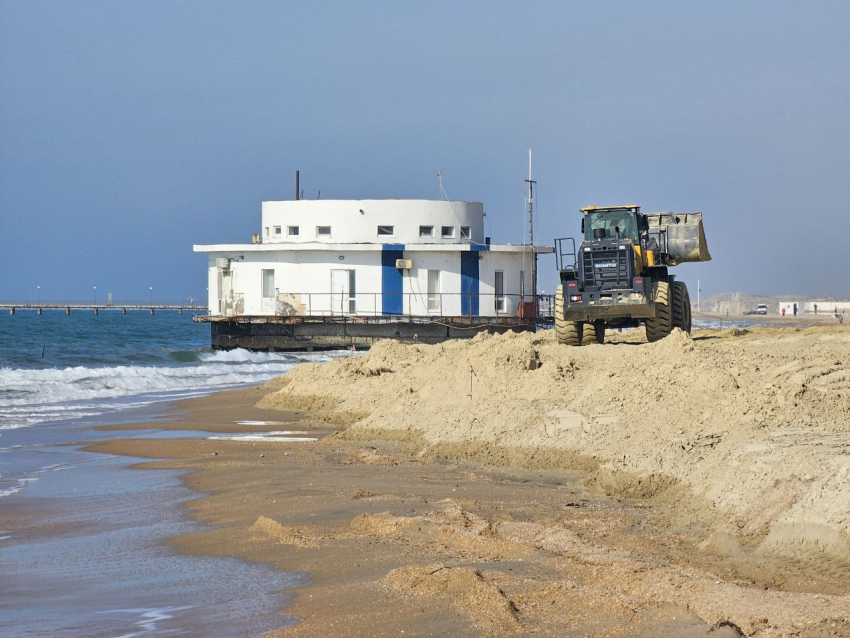 Роспотребнадзор проверяет новый песок на пляже «Мираклеон»