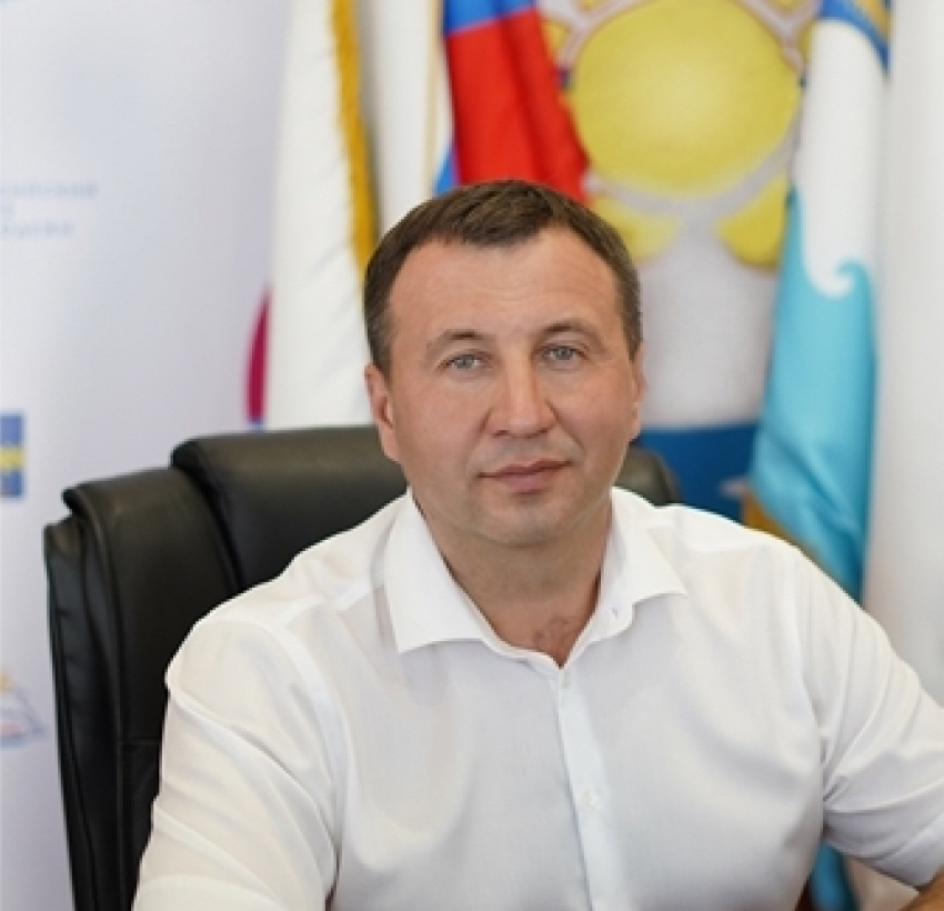 Анапчан и гостей курорта поздравил Председатель Совета Леонид Красноруцкий