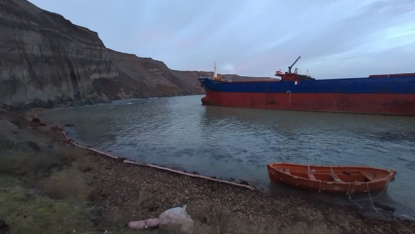  Сухогруз сел на мель у памятника природы в Краснодарском крае, чем опасно: ответил эксперт