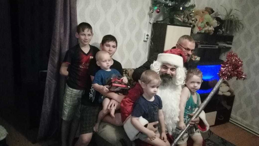 Анапские байкеры поздравили с Новым годом многодетную семью из Гостагаевской 