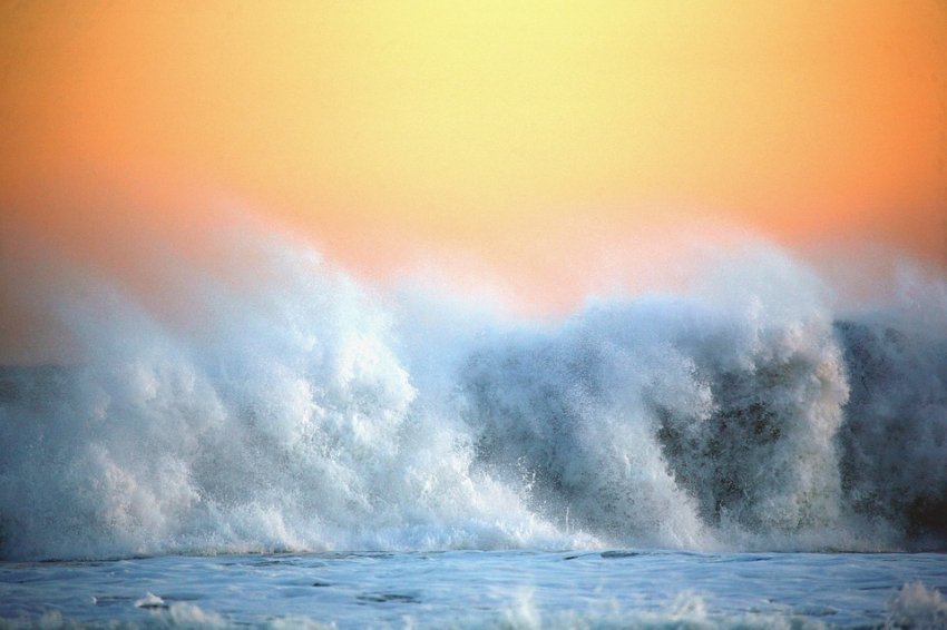 Опасный природный феномен просто затаскивает людей в море: в Анапе это тоже есть!