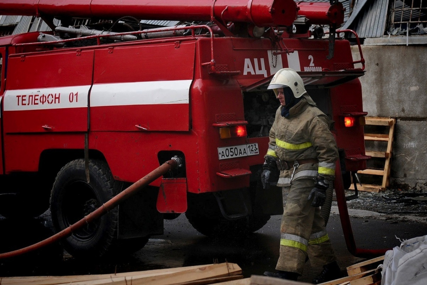 В Анапе сгорели частный дом и автомобиль — пятеро человек спасены