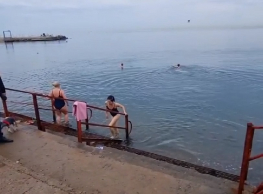 В Анапе, несмотря на прохладную погоду, купаются и загорают
