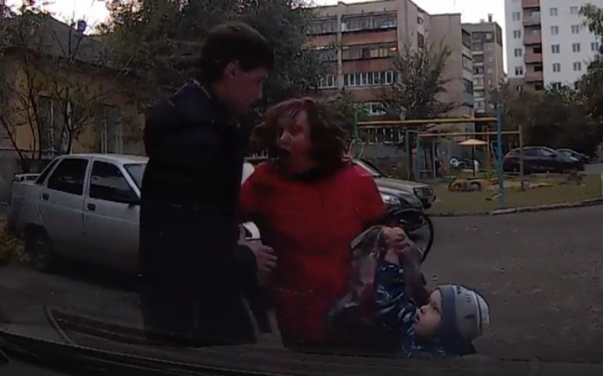 В Анапе женщина с маленьким ребенком избила молодого мужчину