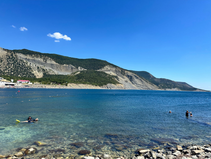 В Анапе через суд требуют освободить пляж Большого Утриша от застройки