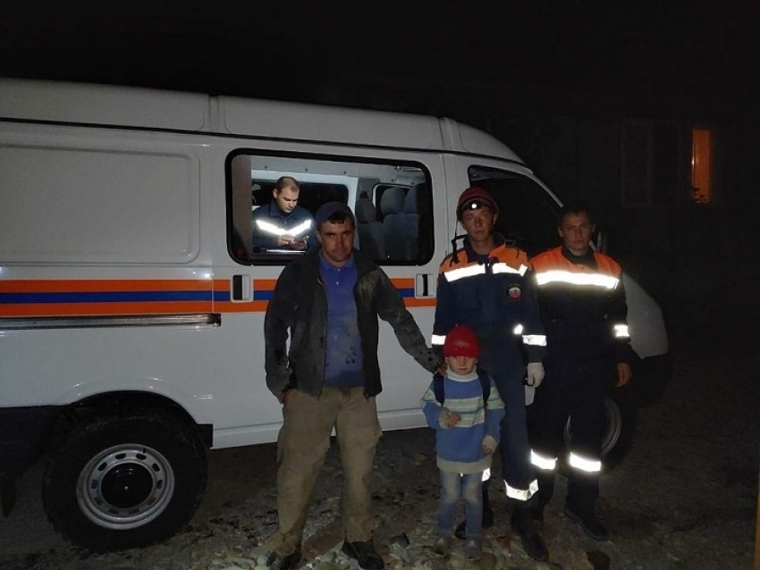 В Анапе спасатели эвакуировали со скалы мужчину с ребёнком