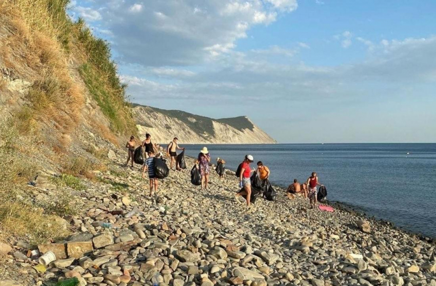 Анапские волонтёры вынесли 15 пакетов мусора из района «800 ступеней"